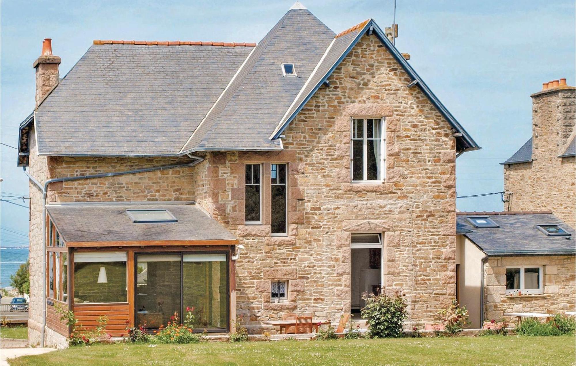 Pet Friendly Home In Tredrez-Locquemeau With Wifi Eksteriør bilde